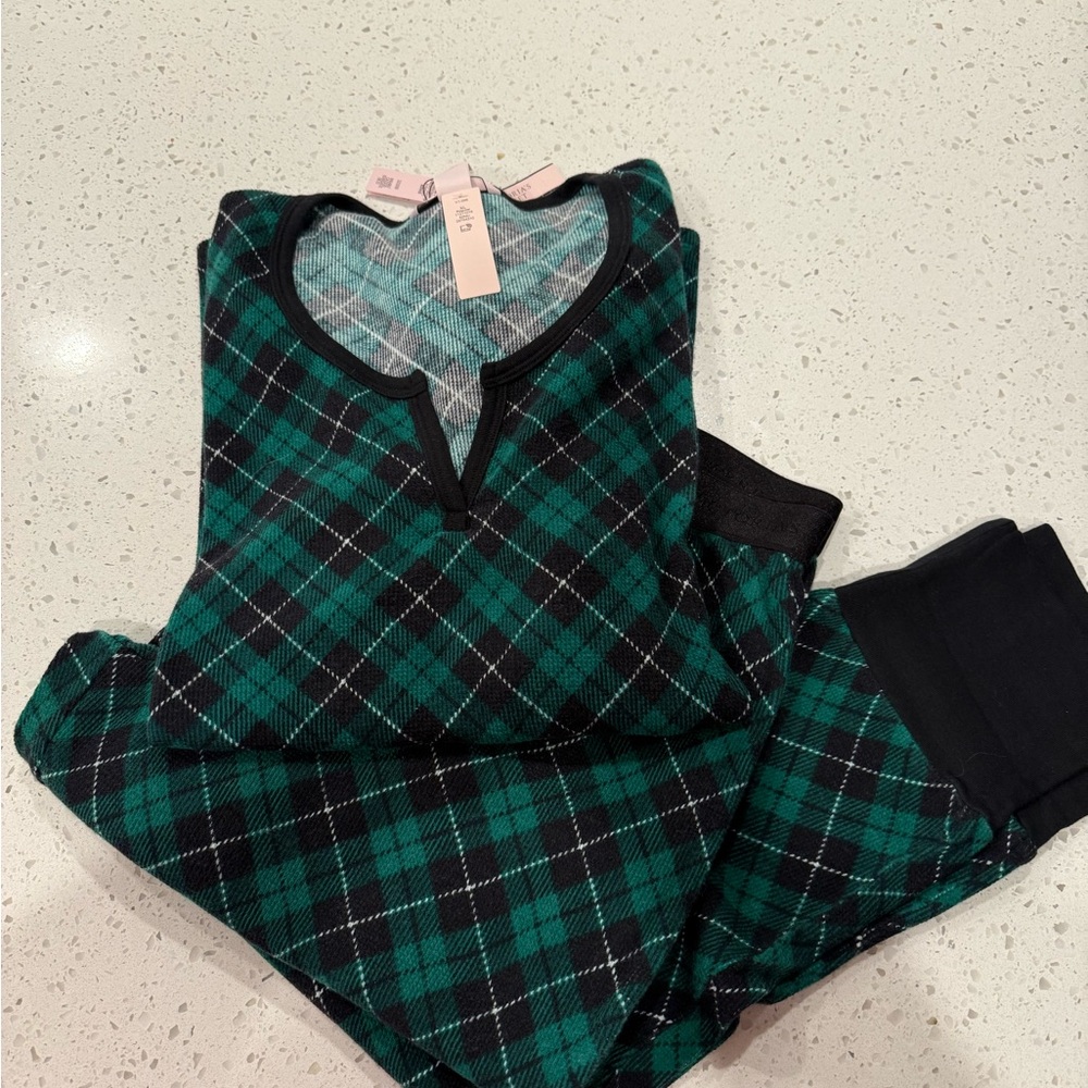 BNWT Victoria's Secret Womens Green and Black Plaid Pajama Set